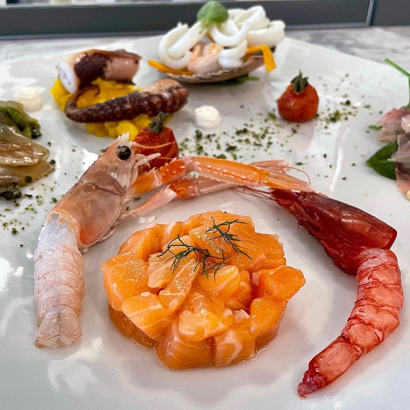 Piatto di pesce fresco preparato in cucina