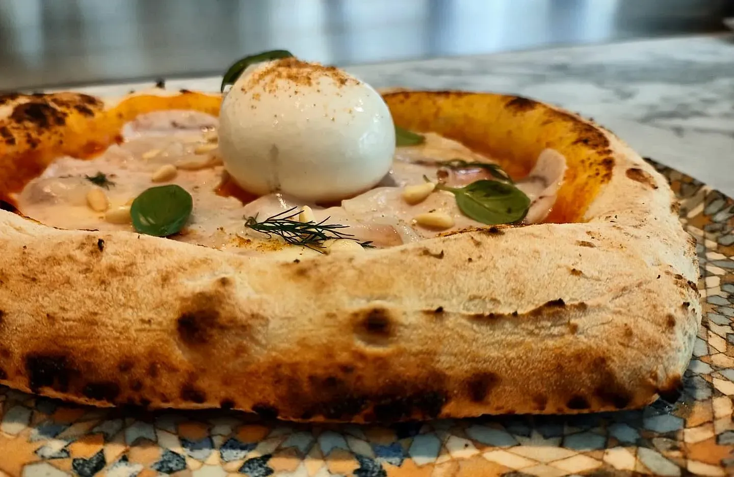Pizza al piatto di un ristorante con pizzeria