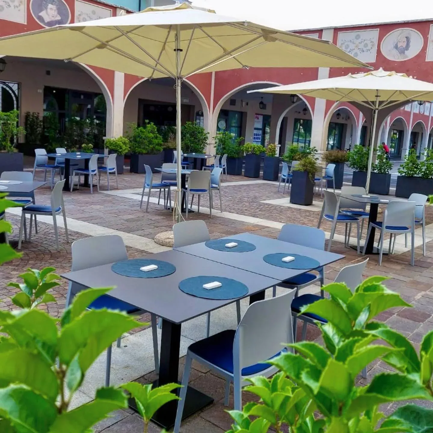Sala del ristorante con tavoli apparecchiati